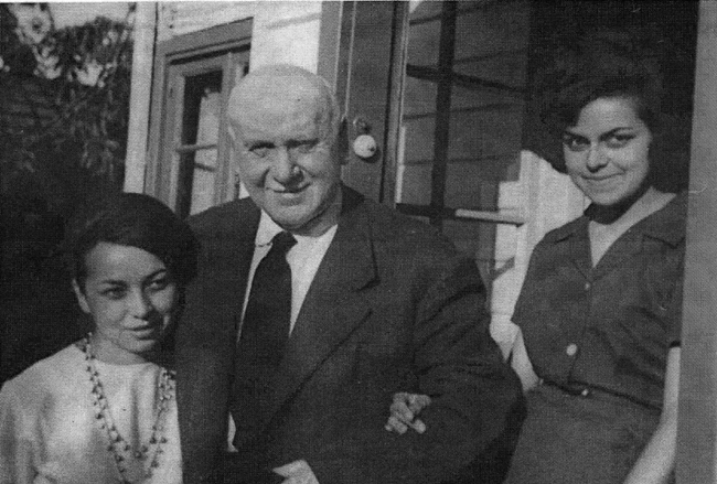 Junto a sus hijas Regina e Iris, 1963, Valdivia