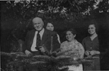 1963, Valdivia, su esposa CArmela Cárcamo y sus hijas Iris y Regina