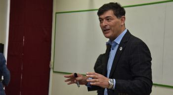Economista Franco Parisi dictó charla a estudiantes de la Facultad de Ciencias Empresariales