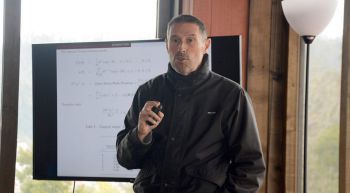 Académico español dictó conferencias a investigadores del Departamento de Estadística 