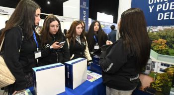 Gran interés de estudiantes por las carreras UBB presentadas en Feria de orientación vocacional SIAD 2025