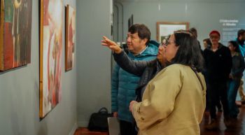 Exposición de Hernando León marca la reapertura de la Sala Marta Colvin en el Centro de Extensión UBB